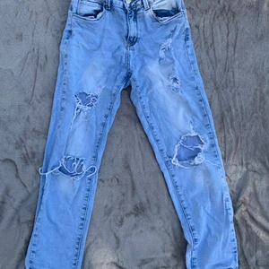 Ripped low rise jeans - Jeans med låg midia och hål. Inte alls mycket använda och väldigt söta 💗💗 + frakt