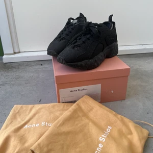 ACNE manhattan  - Knappt använda sneakers från Acne säljes. Modellen kallas för Manhattan och säljes fortfarande på hemsidan. Skorna är givetvis äkta, strl 37 men stora i strl och upplevs mer som en strl 38. Dessa jag säljer är limited edition då de har reflexdetaljer