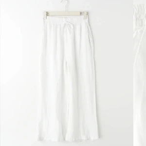 Linnebyxor  - Säljer nu mina i princip helt oanvända linne byxor då dom är förstora, bilderna tagna från sidan dom är köpt på(ginatrico) men kan absolut skicka egna bilder på dom och hur dom sitter. Dom är helt fläckfri och skulle säga dom är som ny💓