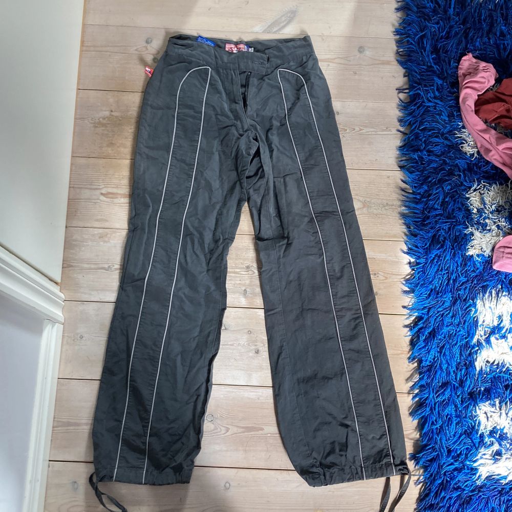 Så snygga byxor i y2k stil från märket kanabeach. Storlek s.. Jeans & Byxor.