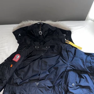 Parajuper kodiak black storlek M - Säljer nu min Parajuper jacka jag har varit riktigt nöjd med för att den är för liten för mig, den e köpt på Nk i Stockholm, fina prislappar och alt man får med när man köper, pris kan diskuteras 