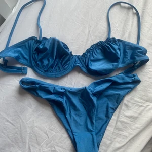 Blå bikini - Blå glittrig bikini i storlek L💙skulle dock säga att överdelen är ganska liten så kanske passar en XS/S. Medan underdelen är en S/M (passar L också)🍒 Finns inlägg till överdelen som man får med! Fraktkostnaden kan variera!!