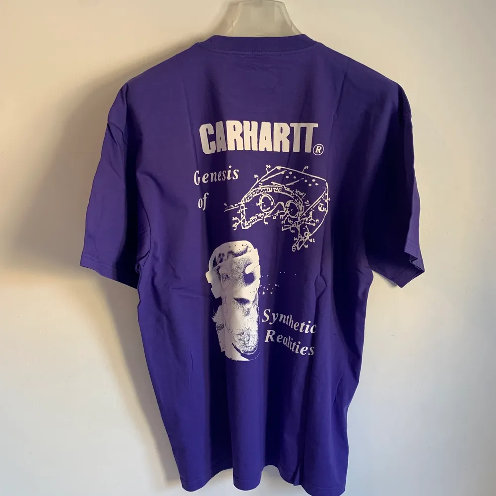 Helt ny Carhartt t-shirts i storlek XL. Lappen sitter fortfarande kvar.. T-shirts.