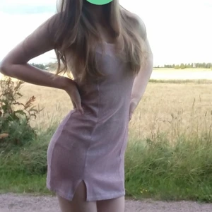 Glittrig klänning - Rosa glittrig klänning, knappast använd. Jättefint skick!