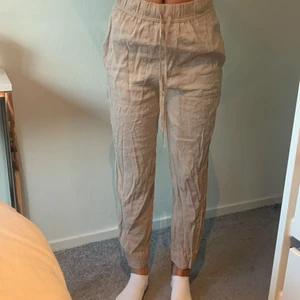 Byxor från zara  - Säljer dessa jätte bekväma och fina byxor från Zara.