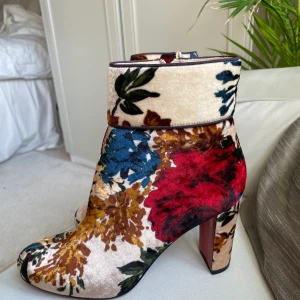 Christian Louboutin ankle boots - Hej!  Säljer mina Christian Louboutin ankle boots i storlek 39! Nypris runt 6 000 kr. Köpta för några år sedan men använda cirka 2-4 gånger, de är i mycket bra skick. 