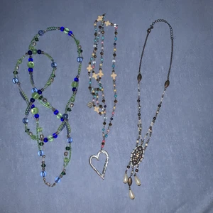 halsband - 3 halsband, ett till vänster är 30kr, det mittersta är 60kr och ett till höger är 40kr, alla 3 för 100kr