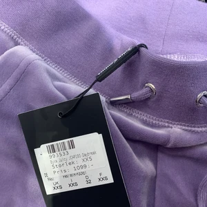 Lila juicy byxor  - Säljer då ja tröttnat på de. Kan byta mot ett annat par i en annan färg men bara i stl xxs. ⚠️tryck inte på köp nu utan kontakta mig först!!⚠️fraktar ändast. Jag står för frakten❤️säljer för så billigt då ja vill bli av me de så fort som möjligt 