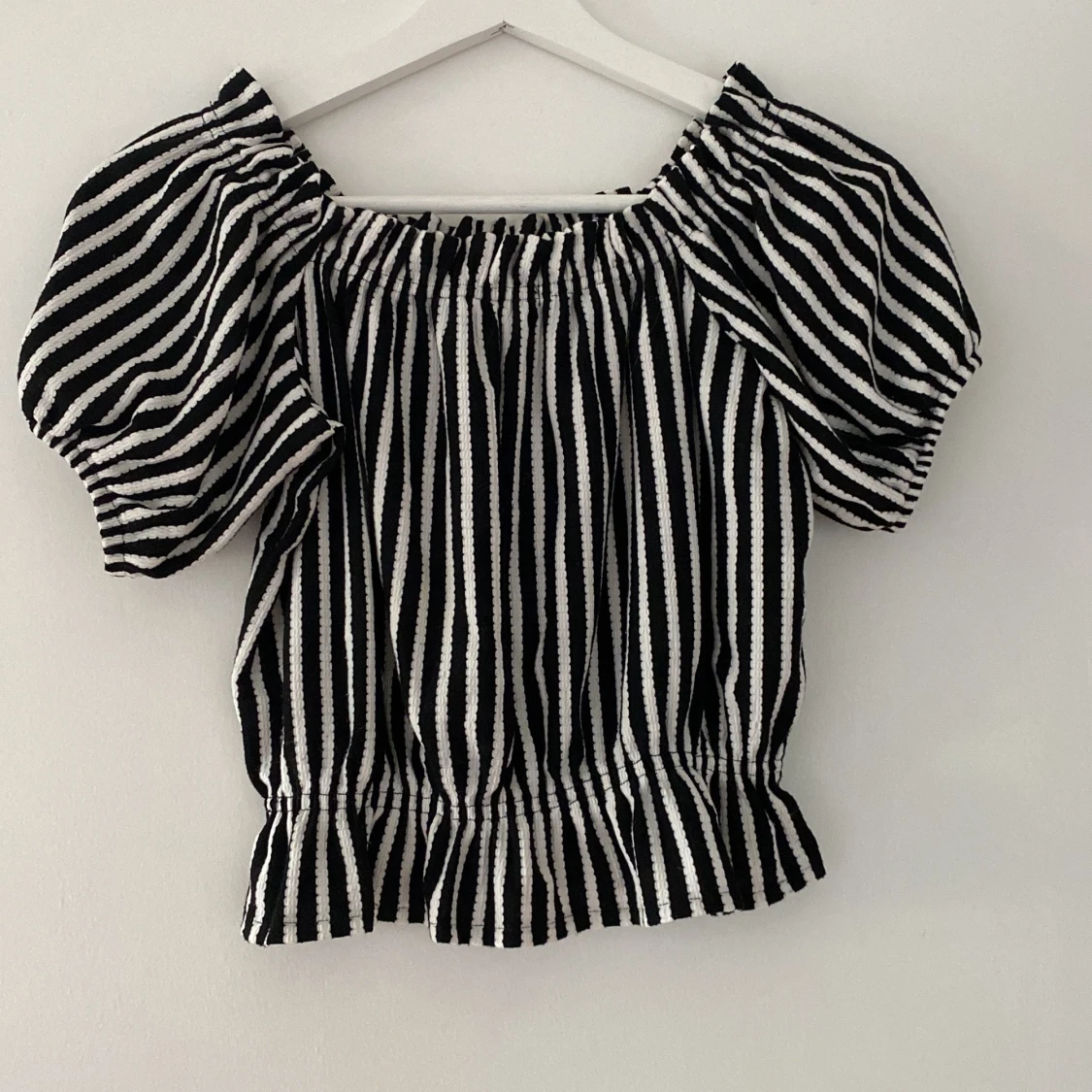 Svart vit tröja.  - 90