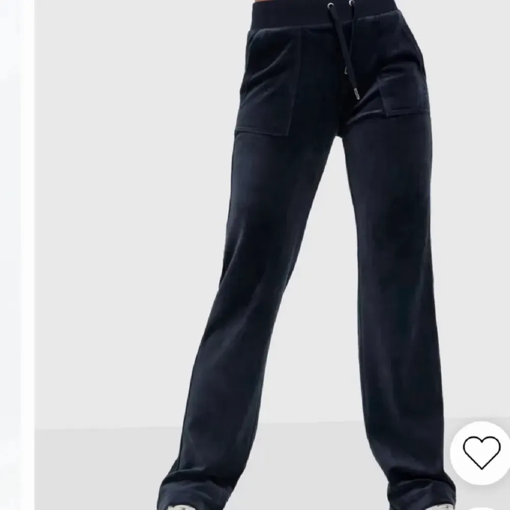 Säljer mina marinblå juicy byxor då dom är lite stora på mig. Skulle ochså kunna tänka mig byta mot ett par i xs. Jeans & Byxor.