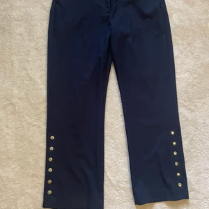 Mörkblåa kostymbyxor  - Nya kostymbyxor som endast användes ett få tal gånger. 