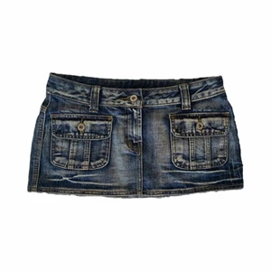 kort 90s jeanskjol - kort jeanskjol i jättebra skick med fina fickor💙 budgivning om många är intresserade! midjemått runtom: 81 cm