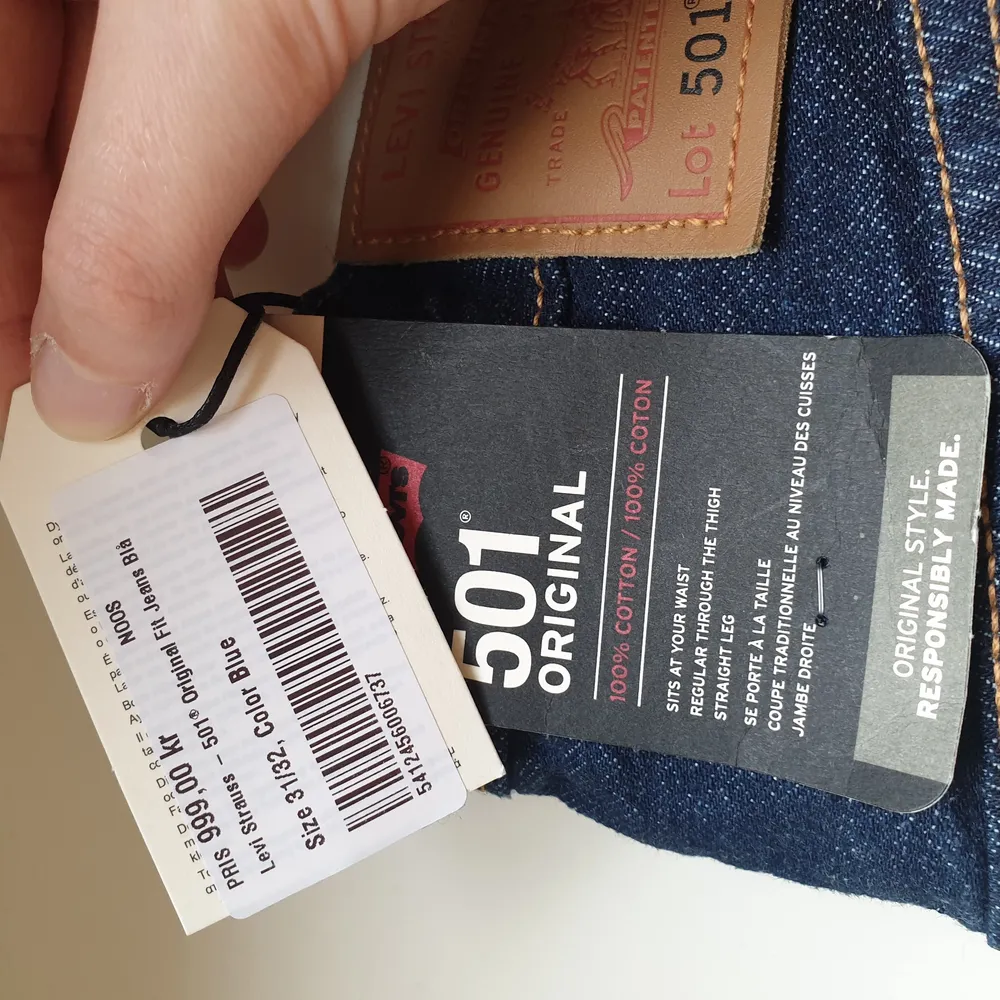 Levi's strauss original fit mörkblå jeans. Waist: 32. Length: 31. Lot: 501. 100% cotton. Nypris: 999 kr. Helt oanvända, köptes för 1 månad sedan. Skriv om du skulle vilja ha fler bilder av plagget! 🥰. Jeans & Byxor.