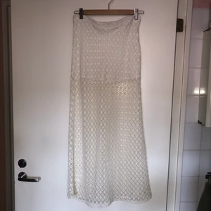 Vintage lång vit kjol broderad spets transparent  - Jättefin bohemisk kjol som jag köpt på humana. Lång och ganska tight. Har slits baktill. Den är genomskinnlig och har cykelbyxor som sitter ihop med kjolen. I mycket gott skick! Storlek s. 