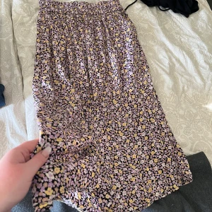 Blommig kjol  - Fin kjol från pieces, den går ner till knäna ungefär på mig som är 165cm. Den är knappt använd så i mycket fint skick💓