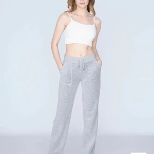 Juicy byxor - Säljer ett par gråa Juciy byxor, då dom inte kommer till användning längre. Har använt dom få tal gånger ungefär bara 3 eller 2. Dom är väldigt bra skick och är i storlek S. Dom kostar 800kr plus frakten 59, men priset kan vi diskutera om