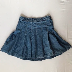 Y2k jeanskjol - Högmidjad veckad jeanskjol ♡ Skriv helst innan du köper, är villig att diskutera pris och ställ gärna frågor ♡