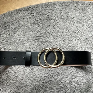 Svart Skärp med guld spänne🎩 - Jätte fin skärp som är svart med guld spänne🖤 Så snyggt och passar till såååååk mkt!! Är nästan helt oanvänd