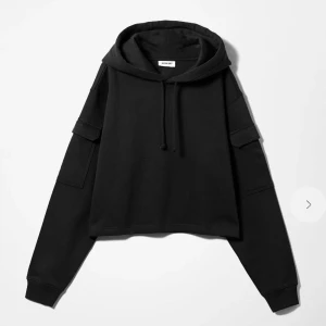 Hoddie Croppad Sweatshirt från Weekday - Hoddie Croppad Sweatshirt från Weekday.  Använd bara några gånger, jättefint skick.   Storlek S.