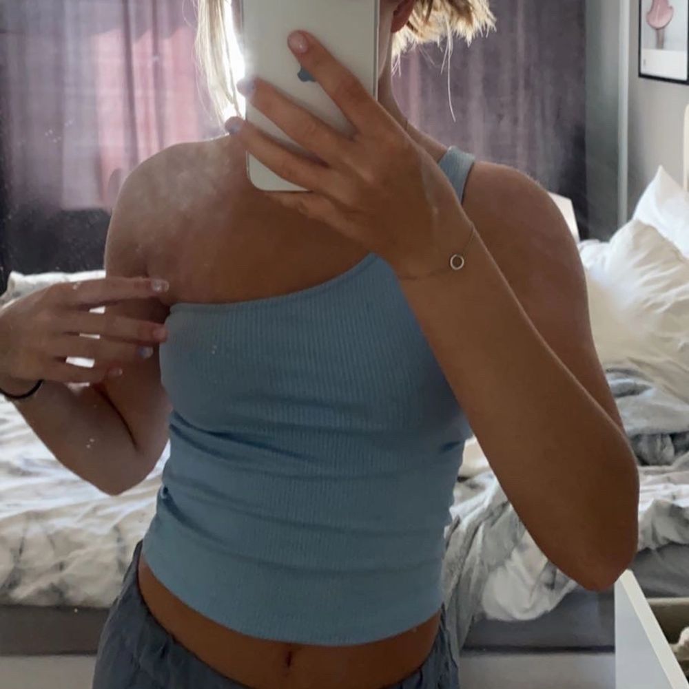 One shoulder topp som knappt är använd av mig men köpt på plick förra sommarn. Den sitter superbra!.. Toppar.