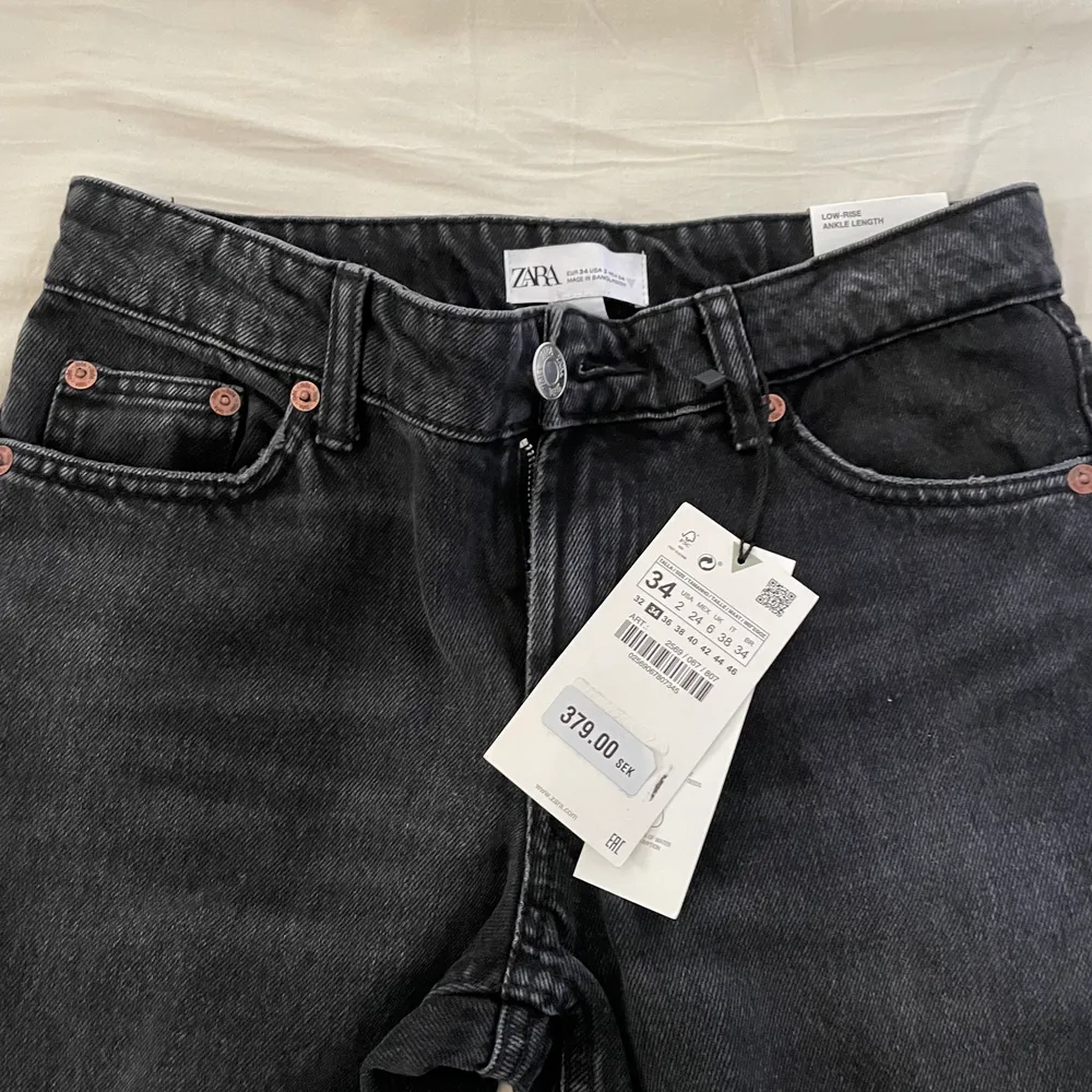 Säljer mina supersnygga lågmidjade jeans från zara. Säljer då dom var för små för mig💕💕köparen står för frakt!. Jeans & Byxor.