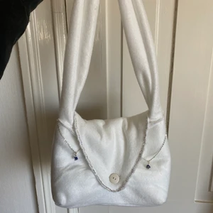 Vit väska med äkta kristaller! - Vit väska med äkta kristaller! 