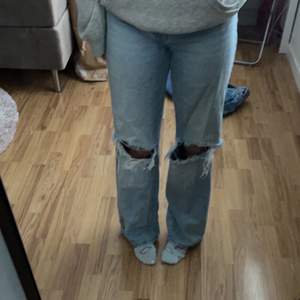 Long straight ripped jeans från zalando storlek 34, pris kan diskuteras, tar helst swish, dm för mer 