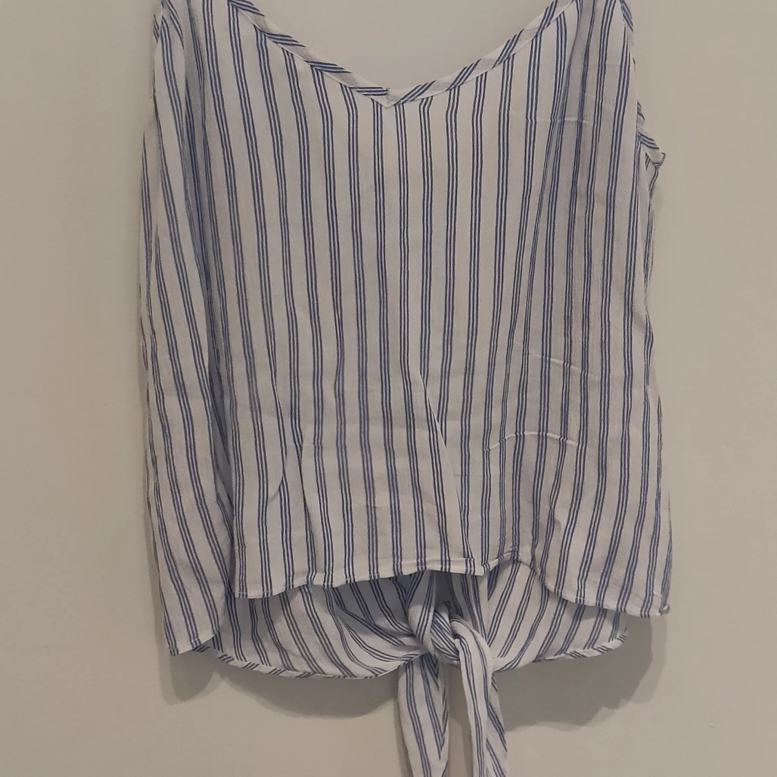 Vit- och blårandigt linne från HM med knyt fram - 91