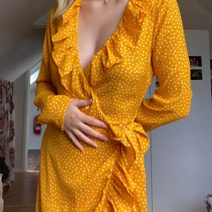 NA-KD Sommarklänning med knytning - Så somrig klänning, passar många olika storlekar då man knyter den i sidan. Helt oanvänd!