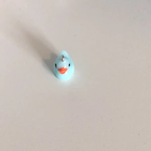 Blå ank berlock  - Jag har flera i olika färger, man kan använda den till att göra smycken med eller sälja den hoppas någon vill köpa❤️🥰