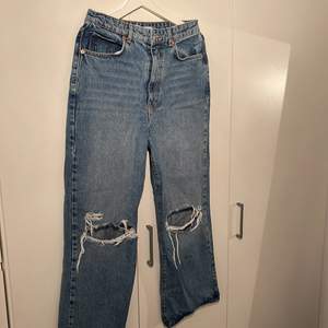 Dessa jeans är ifrån Gina tricot, de är i bra skick, vida ben, utan stretch, hög midja och midjemåttet är ca 78cm 