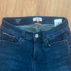 Tommy Hilfiger Flare Jeans  - H:25, L:34  Använt skick men fortfarande superfina! Säljer för att de är för små. Mid raise.