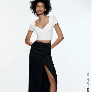 Vit tröja, hjärtformad urringning  - Säljer den här jättefina tröjan från zara då den var för liten för mig. Lappen sitter kvar, kom privat för fler bilder på plagget❤️ Obs köpare står för frakt