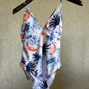 Tropisk baddräkt - Oanvänd baddräkt i tropiskt mönster storlek S. Tycker den är jättefin men tyvärr Är den lite för kort för mig som är 178 lång. 