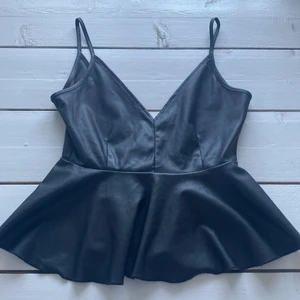 En fin topp - En svart skin topp från tara och märket glamorous.