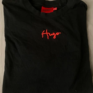 Hugo boss T-shirt - Säljer en hugo boss t-shirt i färgen röd och svart. Använd 1-2 gånger. Stl S men passar även Dam och Män