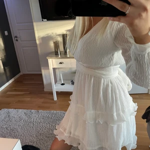 Klänning  - Jättefin klänning från Dennis Maglic i storlek xs, endas använd två gånger. Köpt för 899 säljer för 200