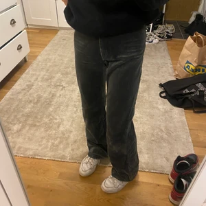 Grå sammetsbyxor - Gråa, raka sammetsbyxor som är uppsprättade nedtill (se bild), men går lätt att sy upp för en jämn kant om man vill 💓