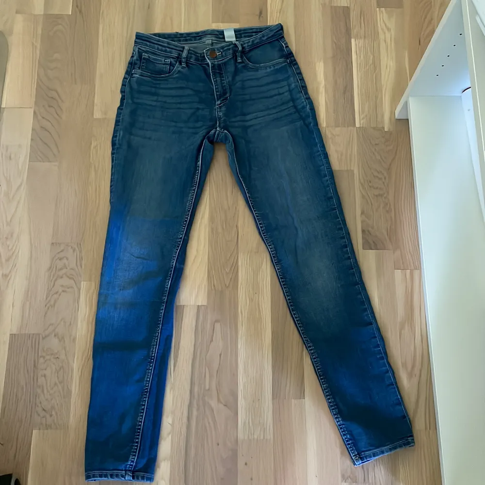 Skinny fit blå jeans storlek 164. Jeans & Byxor.