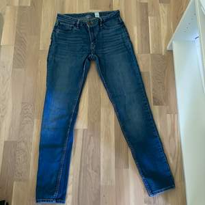 Skinny fit blå jeans storlek 164