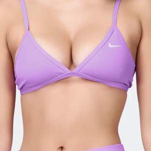 Bikinitop från Nike, endast testad. Säljes pga för liten (liten i storlek!). Färgen är mer rosalila, se sista bilden. Skickas spårbart eller hämtas i Malmö 🌸