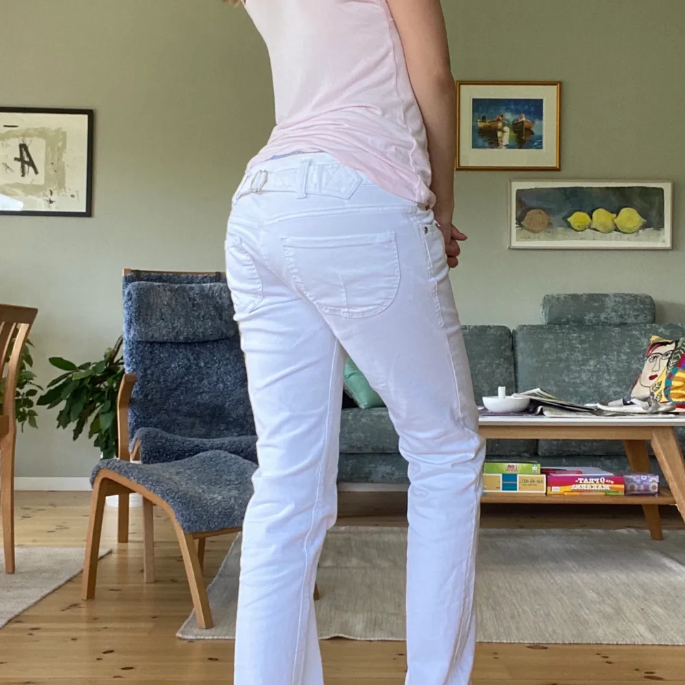 Vita snygga vintage jeans från Italien! 💘 De har låg midja och aldrig använda av mig. De är långa i benen och sitter bra runt höfterna!!😍😍 Midjestorlek ca 38/40 och jag är 172 och de är för långa på mig!. Jeans & Byxor.