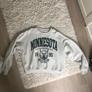 Sweatshirt - Skit snygg grå sweatshirt från carlins. Använd en gång så är så gott som ny. Köptes för 400kr och säljer för 200kr