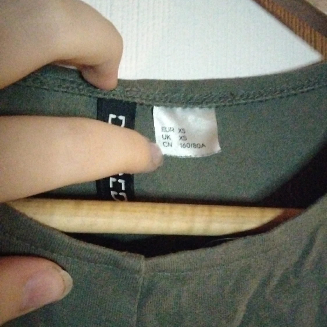 Mörkgrön crop top med knut vid magen - 91