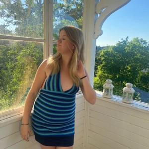 somrig klänning  - säljer denna super söta somriga klänning från pull and bear som är öppen i ryggen!! storlek M men passar mig som har typ S! säljer för 350kr ink frakt 💕💕💕 om fler är intresserade startar jag budgivning 💗💗 (detta är mina bilder)💕💕