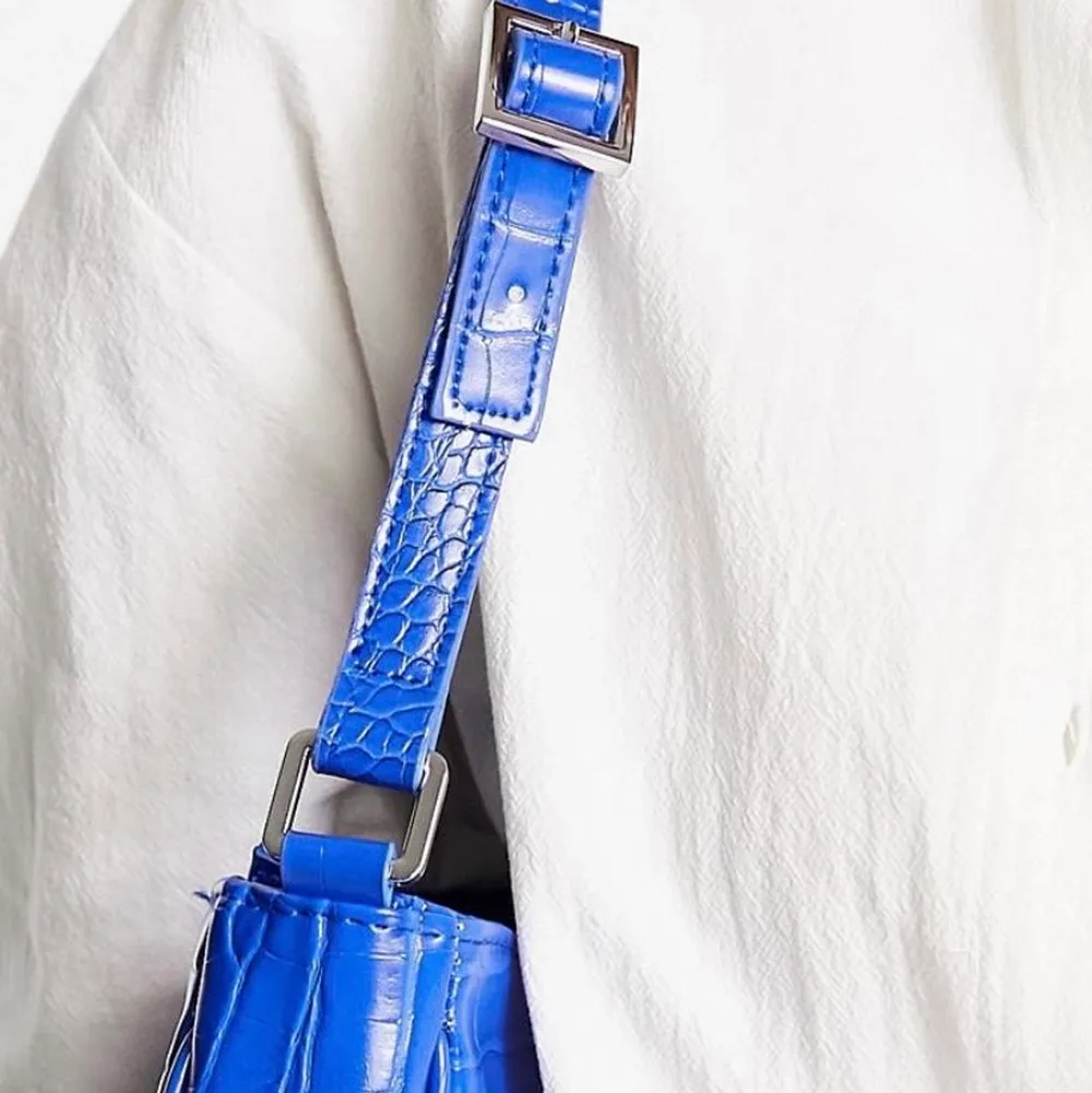 Så snygg blå handväska, använd en gång på ett bröllop. Kommer aldrig använda igen varav jag säljer den. Precis som ny från monki. Fraktpriset kan ändras. . Väskor.