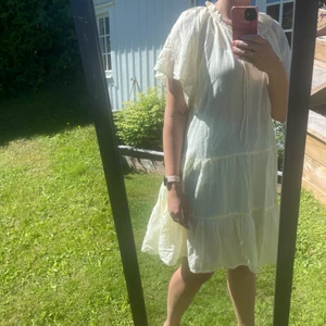 Beachdress fra HM - Aldri brukt veldig din kjole fra HM. Gjennomsiktig så fin beachkjole eventuelt. 