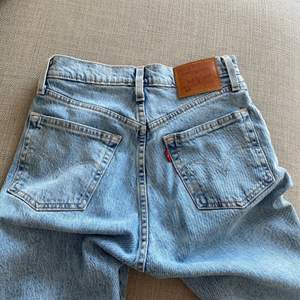 Säljer nu dessa snygga Levis jeans då det börjar bli försmå tyvärr!💕i superbra skick