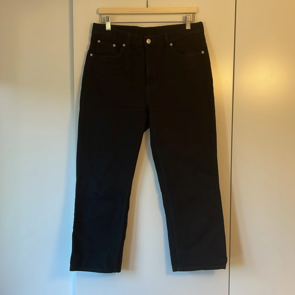 Svarta Weekday Jeans av kortare modell