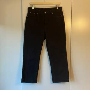 Svarta jeans från weekday i mycket gott skick, sparsamt använda! Ankelmodell med fem fickor, lite högre midja (till naveln).